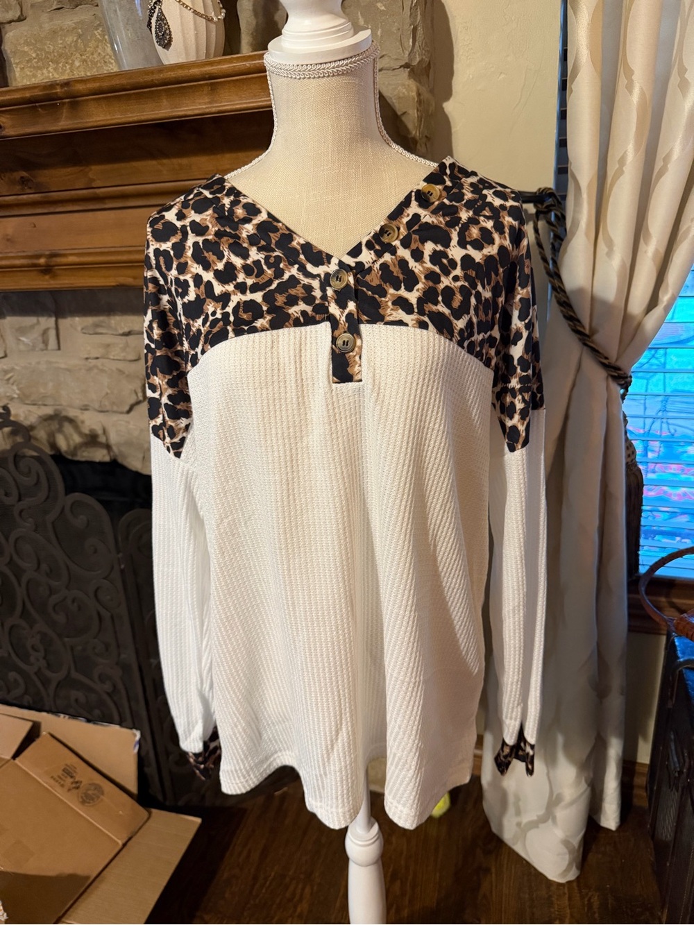 Leopard Accent Waffle Knit V-Neck Top - White size xl